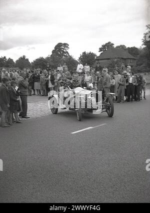 1950s, historical,  a crowd watching a  vintage car, No 39,  car registration LD 481, with no roof or doors - drive off on a vintage car run, England, UK. Motor cars built before WW1 are generally considered veteran cars, although the strict interpretation is that only cars built pre 1904 can be called veteran cars and that cars built between 1905-1918 should be referred to as Edwardian cars. Cars made beween 1919 and 1930 are generally classified as vintage. Stock Photo