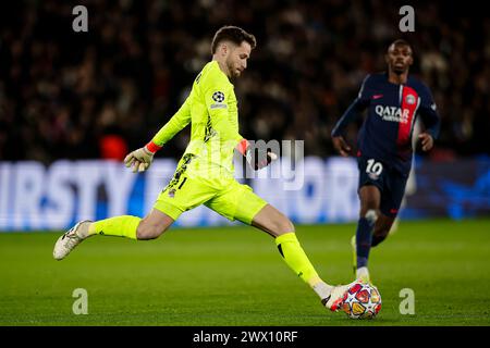 Goalkeeper Alejandro Remiro of Real Sociedad serves the ball during the UEFA Champions League 2023/24 round of 16 first leg match between Paris Saint-Germain and Real Sociedad at Parc des Princes on February 14, 2024 in Paris, France. (Photo by Sports Press Photo) (Eurasia Sport Images/SPP) Credit: SPP Sport Press Photo. /Alamy Live News Stock Photo