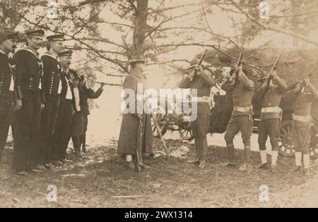 WAR PRISON BARRACKS NO. 1, FT. MCPHERSON, GA. At cemetery, the last salute, funeral of sailor John Ficken ca. 1919 Stock Photo