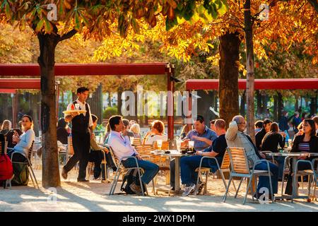 FRANCE. PARIS (75) 1ST DISTRICT. COFFEE BOY AT THE CAFE TERRACE AT THE TUILERIES GARDEN Stock Photo