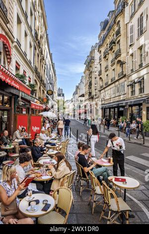 FRANCE. PARIS (75) 6TH DISTRICT. BUCI STREET IN THE ODEON DISTRICT. PEOPLE ON CAFE RESTAURANT TERRACES Stock Photo