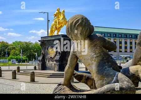Nymphenbrunnen, Dresden, Sachsen, Deutschland Östlicher Nymphenbrunnen mit Blick zum Goldenen Reiter auf dem Neustädter Markt in Dresden, Sachsen, Deutschland. Eastern Nymph Fountain viewing the Golden Horseman on the New Town Market in Dresden, Saxony, Germany. Stock Photo