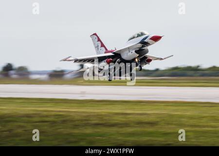 An F-16D Fighting Falcon assigned to the United States Air Force Air Demonstration Squadron “Thunderbirds” lands at MacDill Air Force Base, Florida Stock Photo