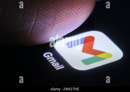 Die App von Gmail ist auf deinem Smartphone neben einem Finger zu sehen. Berlin, 27.03.2024. Berlin Deutschland *** The Gmail app can be seen on your Stock Photo