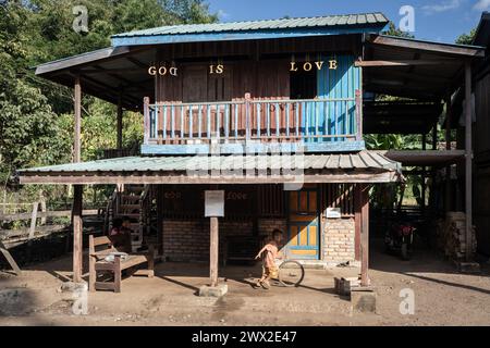 © Chris Huby/Le Pictorium/MAXPPP - 03/01/2024 Chris Huby/Le Pictorium - 03/01/2024 - Birmanie/Karen (region) - Ambiance de village Karen. Des campements de refugies aux villages bombardes, rencontre avec une population martyrisee par la junte et decouverte de l'action humanitaire des FBR. La Birmanie continue sa descente aux enfers depuis trois ans, dans une indifference quasi totale, et il est important de rapporter l'engagement des FBR aupres de ce peuple qui compte plus que jamais sur l'opinion publique internationale pour lui venir en aide. - Valeurs ACtuelles out, no j Stock Photo