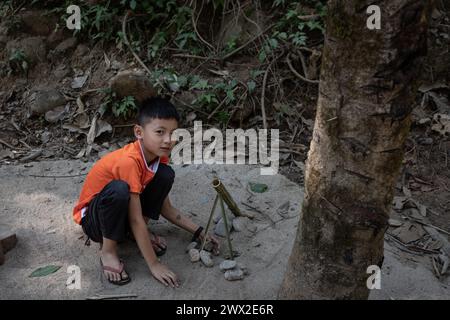 © Chris Huby/Le Pictorium/MAXPPP - 27/12/2023 Chris Huby/Le Pictorium - 27/12/2023 - Birmanie/Karen (region) - Camp des Free Burma Rangers - Un enfant joue avec une fausse artillerie en bambou. Des campements de refugies aux villages bombardes, rencontre avec une population martyrisee par la junte et decouverte de l'action humanitaire des FBR. La Birmanie continue sa descente aux enfers depuis trois ans, dans une indifference quasi totale, et il est important de rapporter l'engagement des FBR aupres de ce peuple qui compte plus que jamais sur l'opinion publique internationale Stock Photo