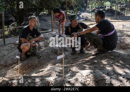 © Chris Huby/Le Pictorium/MAXPPP - 27/12/2023 Chris Huby/Le Pictorium - 27/12/2023 - Birmanie/Karen (region) - Camp des Free Burma Rangers - Une carte regionale a ete dessinee dans la terre. Des campements de refugies aux villages bombardes, rencontre avec une population martyrisee par la junte et decouverte de l'action humanitaire des FBR. La Birmanie continue sa descente aux enfers depuis trois ans, dans une indifference quasi totale, et il est important de rapporter l'engagement des FBR aupres de ce peuple qui compte plus que jamais sur l'opinion publique internationale pour Stock Photo