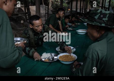 © Chris Huby/Le Pictorium/MAXPPP - 30/12/2023 Chris Huby/Le Pictorium - 30/12/2023 - Birmanie/Karen (region) - Camp des Free Burma Rangers - Ambiance du camp. Petit dejeuner en commun. Des campements de refugies aux villages bombardes, rencontre avec une population martyrisee par la junte et decouverte de l'action humanitaire des FBR. La Birmanie continue sa descente aux enfers depuis trois ans, dans une indifference quasi totale, et il est important de rapporter l'engagement des FBR aupres de ce peuple qui compte plus que jamais sur l'opinion publique internationale pour lui v Stock Photo