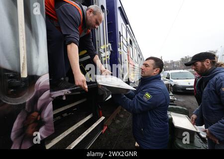 Non Exclusive: KHARKIV, UKRAINE - MARCH 26, 2024 - Volunteers and workers of the Ukrainian Red Cross Society get lunches for the patients of hospitals Stock Photo