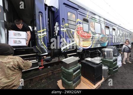 Non Exclusive: KHARKIV, UKRAINE - MARCH 26, 2024 - Volunteers and workers of the Ukrainian Red Cross Society get lunches for the patients of hospitals Stock Photo