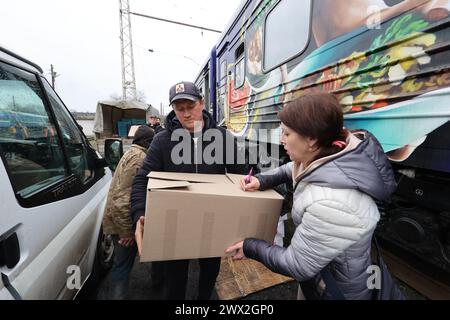 Non Exclusive: KHARKIV, UKRAINE - MARCH 26, 2024 - Volunteers and workers of the Ukrainian Red Cross Society get lunches for the patients of hospitals Stock Photo