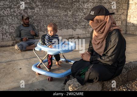 Raqqa, Syrie. 02nd Oct, 2023. © Chris Huby/Le Pictorium/MAXPPP - Raqqa 02/10/2023 Chris Huby/Le Pictorium - 02/10/2023 - Syrie/Syrie du nord/Raqqa - Village de Katuniyeh - Une famille de syriens a recu quelques aides d'ONG, notamment des food baskets qui leur permettent de planter des legumes chaque annee. - Valeurs ACtuelles out, RUSSIA OUT, NO RUSSIA #norussia/02/10/2023 - Syria/northern syria/Raqqa - Katuniyeh village - A Syrian family has received some help from NGOs, including food baskets that enable them to plant vegetables every year. Credit: MAXPPP/Alamy Live News Stock Photo