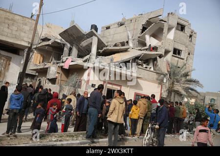 Palestinians gather to inspect damage of the destroyed building belonged to the Dhaheer family, following the Israeli attack on the Rafah Palestinians gather to inspect damage of the destroyed building belonged to the Dhaheer family, following the Israeli attack on the Rafah, Gaza on March 27, 2024. Photo by Stranger apaimages Rafah Gaza Strip Palestinian Territory 270324 Rafah STR 1 0044 Copyright: xapaimagesxStrangerxxapaimagesx Stock Photo