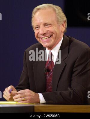 Danville, United States Of America. 05th Oct, 2000. Democratic Vice Presidential Candidate United States Senator Joseph Lieberman (Democrat of Connecticut) shares a chuckle with moderator Bernard Shaw during the VP debate at Centre College in Danville, Kentucky against Richard B. Cheney Thursday October 5, 2000. Credit: John Simpson - Pool via CNP/Sipa USA Credit: Sipa USA/Alamy Live News Stock Photo