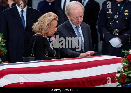 Washington. 31st Aug, 2018. Former Connecticut Sen. Joe Lieberman, accompanied by his wife, Elizabeth Haas, gives a kiss to the casket of Sen. John McCain, R-Ariz., as he lies in state in the Rotunda of the U.S. Capitol, Friday, Aug. 31, 2018, in Washington. (AP Photo/Andrew Harnik, Pool) Credit: dpa/Alamy Live News Stock Photo