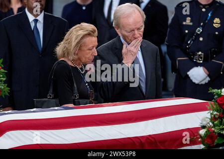 Washington. 31st Aug, 2018. Former Connecticut Sen. Joe Lieberman, accompanied by his wife, Elizabeth Haas, gives a kiss to the casket of Sen. John McCain, R-Ariz., as he lies in state in the Rotunda of the U.S. Capitol, Friday, Aug. 31, 2018, in Washington. (AP Photo/Andrew Harnik, Pool) Credit: dpa/Alamy Live News Stock Photo