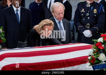 Washington. 31st Aug, 2018. Former Connecticut Sen. Joe Lieberman and his wife Elizabeth Haas stand over the casket of Sen. John McCain, R-Ariz., as he lies in state in the Rotunda of the U.S. Capitol, Friday, Aug. 31, 2018, in Washington. (AP Photo/Andrew Harnik, Pool) Credit: dpa/Alamy Live News Stock Photo