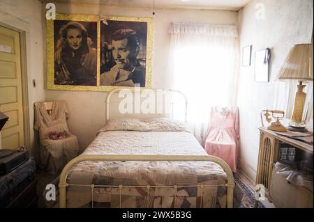 The room where old Hollywood stars Clark Gable and Carole Lombard spent their honeymoon in the Oatman Hotel.  The historic gold mining town of Oatman Stock Photo