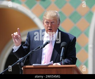 BOCA RATON, FL - APRIL 16:  Billionaire Donald J. Trump made his first speaking appearance at the South Florida Tea Party’s Tax Day Rally after hinting at a run for the presidency in 2012. Trump addressed a Tea Party rally in Boca Raton, Florida Saturday.  Earlier this week, the star of NBC's 'The Apprentice' had some harsh words for both the 43rd and 44th president. He blamed what he calls George W. Bush's disastrous term for getting Barack Obama elected. on April 16, 2011 in Boca Raton, Florida   People:  Donald Trump Stock Photo