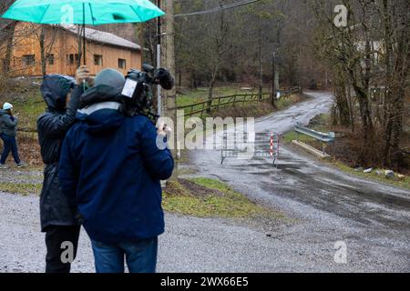 © PHOTOPQR/LE DAUPHINE/Bertrand RIOTORD ; Le Vernet ; 28/03/2024 ; Le Vernet (Alpes-de-Haute-Provence), le 28 mars 2024. Une mise en situation a lieu dans le hameau du Haut-Vernet dans l'affaire sur la disparition du petit Emile. Le 8 juillet 2023, Emile, 2 ans et demi disparaissait alors qu'il était gardé par ses grands-parents. Plus de 8 mois après, Emile reste introuvable. Les gendarmes bouclent la zone pour éviter que les journalistes investissent le hameau. Photo : Bertrand Riotord/Le Dauphiné Libéré Le Vernet, France, march 28th 2024. A scenario takes place in the hamlet of Haut-Vern Stock Photo