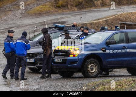 © PHOTOPQR/LE DAUPHINE/Bertrand RIOTORD ; Le Vernet ; 28/03/2024 ; Le Vernet (Alpes-de-Haute-Provence), le 28 mars 2024. Une mise en situation a lieu dans le hameau du Haut-Vernet dans l'affaire sur la disparition du petit Emile. Le 8 juillet 2023, Emile, 2 ans et demi disparaissait alors qu'il était gardé par ses grands-parents. Plus de 8 mois après, Emile reste introuvable. Les gendarmes bouclent la zone pour éviter que les journalistes investissent le hameau. Photo : Bertrand Riotord/Le Dauphiné Libéré Le Vernet, France, march 28th 2024. A scenario takes place in the hamlet of Haut-Vern Stock Photo