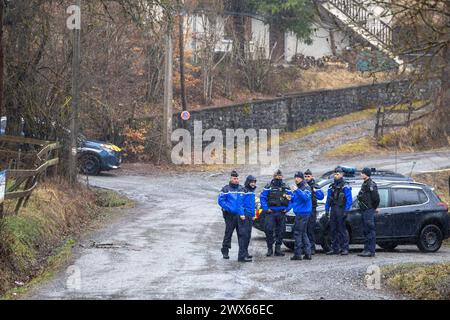 © PHOTOPQR/LE DAUPHINE/Bertrand RIOTORD ; Le Vernet ; 28/03/2024 ; Le Vernet (Alpes-de-Haute-Provence), le 28 mars 2024. Une mise en situation a lieu dans le hameau du Haut-Vernet dans l'affaire sur la disparition du petit Emile. Le 8 juillet 2023, Emile, 2 ans et demi disparaissait alors qu'il était gardé par ses grands-parents. Plus de 8 mois après, Emile reste introuvable. Les gendarmes bouclent la zone pour éviter que les journalistes investissent le hameau. Photo : Bertrand Riotord/Le Dauphiné Libéré Le Vernet, France, march 28th 2024. A scenario takes place in the hamlet of Haut-Vern Stock Photo