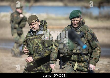 L-R Oberst Jiri Lila, Kommandeur 4th Rapid Deployment Brigade, und ein ...