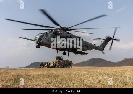 U.S. Marines with 3rd Landing Support Battalion, 3rd Marine Logistics Group and Marine Heavy Helicopter Squadron (HMH) 466, Marine Aircraft Group 36 Stock Photo