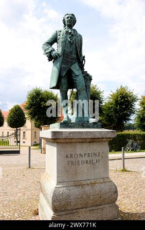 Denkmal/Statue: Kronprinz Friedrich, der spaetere Friedrich der Grosse, Rheinsberg, Brandenburg (nur fuer redaktionelle Verwendung. Keine Werbung. Ref Stock Photo