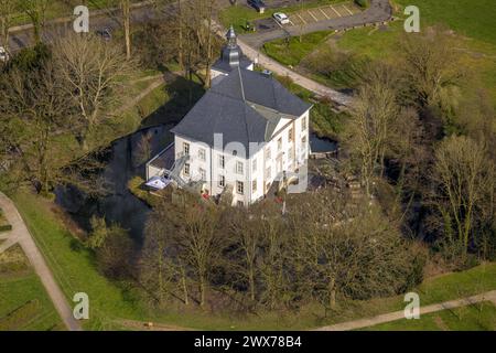 Luftbild, Wasserschloss Haus Voerde mit Gräfte und Park, Voerde, Nordrhein-Westfalen, Deutschland ACHTUNGxMINDESTHONORARx60xEURO *** Aerial view, moated castle Haus Voerde with moat and park, Voerde, North Rhine-Westphalia, Germany ATTENTIONxMINDESTHONORARx60xEURO Stock Photo