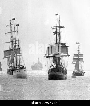 THE BICENTENARY FIRST FLEET SAILS FROM PORTSMOUTH, 1988 PIC MIKE WALKER 1988 Stock Photo