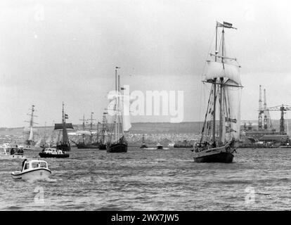 THE BICENTENARY FIRST FLEET SAILS FROM PORTSMOUTH, 1988 PIC MIKE WALKER 1988 Stock Photo