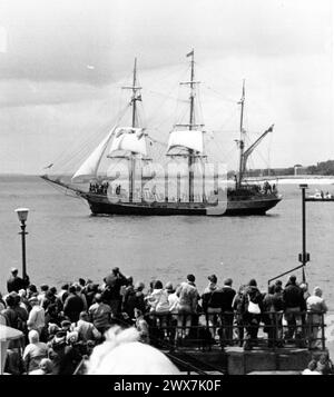 THE BICENTENARY FIRST FLEET SAILS FROM PORTSMOUTH, 1988 PIC MIKE WALKER 1988 Stock Photo