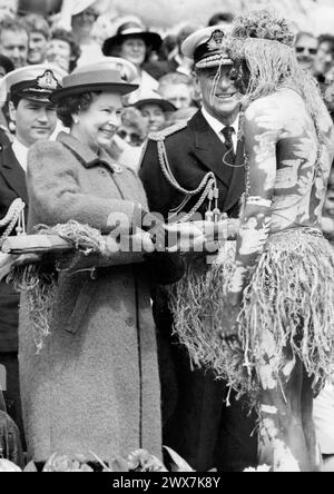 THE QUEEN AND PRINCE PHILIP MEET AN ABORIGINE WARRIOR DURING THE BICENTENARY CELEBRATIONS AS THE FIRST FLEET SAILS FROM PORTSMOUTH, 1988 PIC MIKE WALKER 1988 Stock Photo