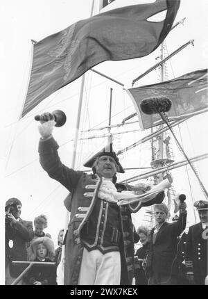 THE SYDNEY TOWN CRIER GRAHAM KEATING READS PROCLAMATIONS AS THE BICENTENARY FIRST FLEET SAILS FROM PORTSMOUTH, 1988 PIC MIKE WALKER 1988 Stock Photo