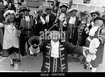 THE SYDNEY TOWN CRIER GRAHAM KEATING AND FELLOW TOWN CRIERS AS THE BICENTENARY FIRST FLEET SAILS FROM PORTSMOUTH, 1988 PIC MIKE WALKER 1988 Stock Photo