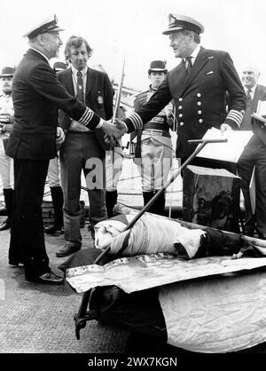 QUEENS HARBOURMASTER CAPT CHRISTOPHER CHAMBERLAND PRESENTS JOKE SUPPLIES TO AUSTRALIAN CAPTAIN MIKE KITCHENSIDE AS THE BICENTENARY FIRST FLEET SAILS FROM PORTSMOUTH, 1988 PIC MIKE WALKER 1988 Stock Photo