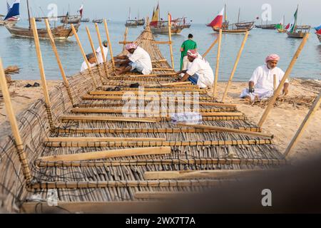 Dhow wooden boat maker. constructing dhow boat Stock Photo - Alamy