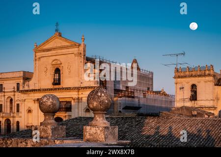 Glimpse of the baroque city of Noto: view of the facade of the church of the Santissimo Salvatore from the terrace of Palazzo Ducezio, seat of the tow Stock Photo