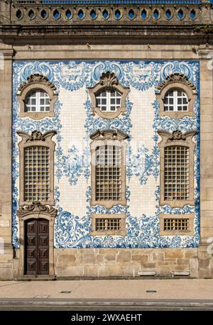 The facade of Igreja do Carmo church, adorned with intricate blue and white tiles, Porto, Portugal Stock Photo