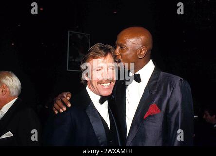 29th Mar 2024. **FILE PHOTO** Louis Gossett Jr. Has Passed Away. Chuck Norris And Lou Gossett Jr. 1986 Credit: Ralph Dominguez/MediaPunch Credit: MediaPunch Inc/Alamy Live News Stock Photo