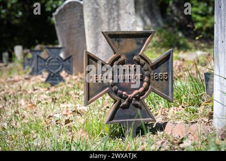 Metal Southern Cross of Honor markers alongside gravestones in the Confederate section of the Stone Mountain Cemetery near Atlanta, Georgia. (USA) Stock Photo