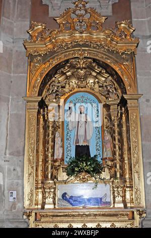 The church Igreja de Santo Ildefonso, Parca da Batalha, Porto, UNESCO World Heritage Site, Baroque altar with a statue of a saint flanked by other Stock Photo