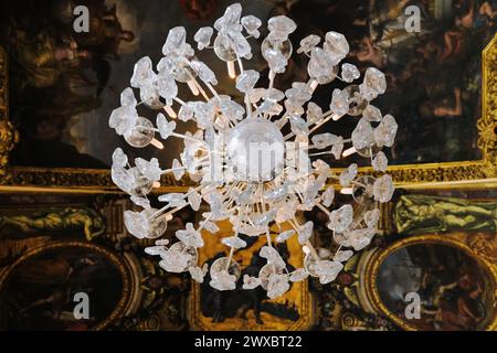 The hall of mirrors (Galerie des glasses) in the impressive Palace of Versailles, the residence of the Sun King Louis XIV, now World Heritage Site. Stock Photo