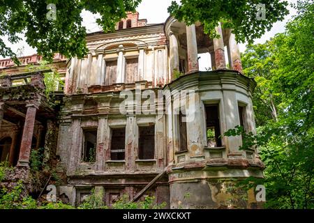 The ruins of the palace Yaroshenko late 19th century in the estate Stepanovskoe-Pavlishchevo, fragment of the southern facade. Sanatorium Pavlishchev- Stock Photo