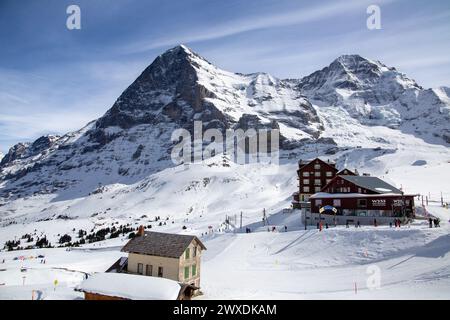 March 25, 2024, Kleine Scheidegg, Grindelwald (Switzerland): Many skiers and tourists enjoy the sunny winter weather. The famous Eiger North Face in t Stock Photo