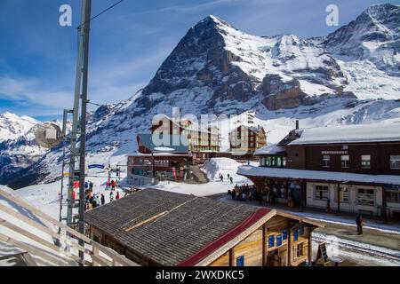 March 25, 2024, Kleine Scheidegg, Grindelwald (Switzerland): Many skiers and tourists enjoy the sunny winter weather. The famous Eiger North Face in t Stock Photo