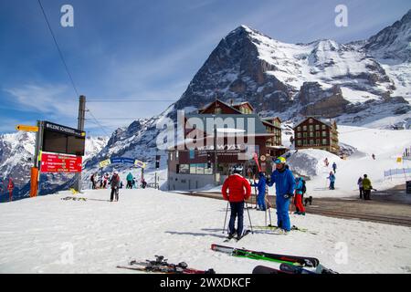 March 25, 2024, Kleine Scheidegg, Grindelwald (Switzerland): Many skiers and tourists enjoy the sunny winter weather. The famous Eiger North Face in t Stock Photo