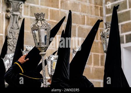 Antigua, Guatemala. 29th Mar, 2024. A confraternity of penitents, wearing capirote hats, wait outside the Escuela de Cristo church for the start of the Senor Sepultado Good Friday procession during Semana Santa, March 29, 2024 in Antigua, Guatemala. The opulent procession is one of the largest in the world involving thousands of devotees and lasting 12-hours. Credit: Richard Ellis/Richard Ellis/Alamy Live News Stock Photo