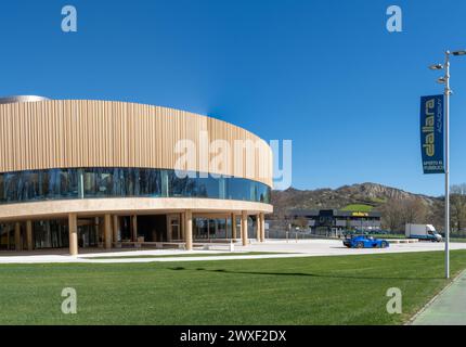 Varano de' Melegari, Italy (25th March 2024) - The building of the Dallara Academy (2018, architect Alfonso Femia) with a blue Dallara Stradale car Stock Photo